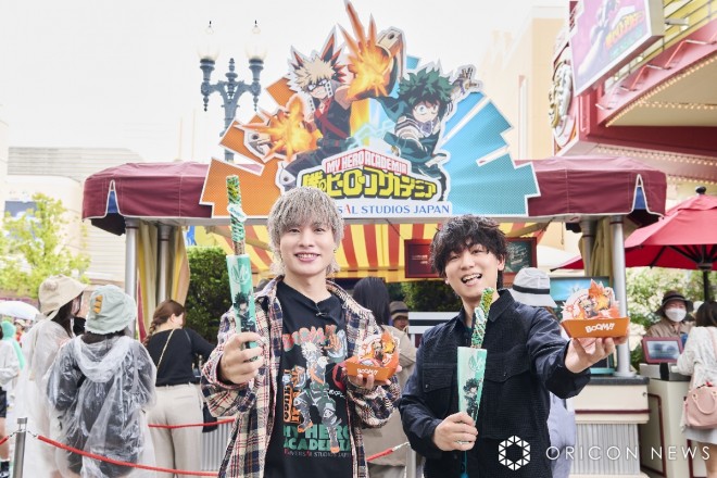 Daiki Yamashita & Nobuhiko Okamoto enjoying "My Hero Academia" x USJ (C) Kohei Horikoshi/Shueisha, My Hero Academia Production Committee