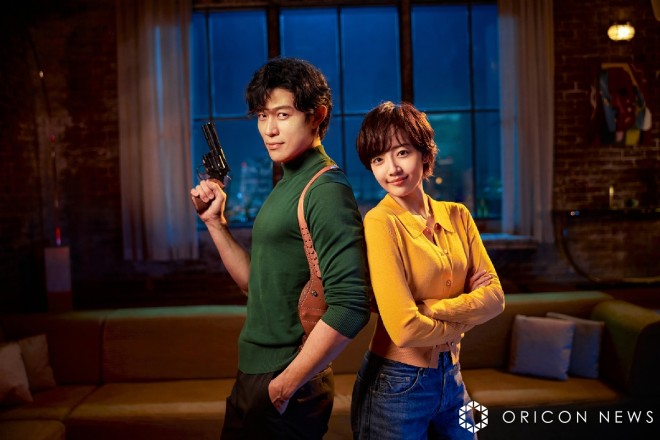 Netflix film "City Hunter" Ryo Saeba (Ryohei Suzuki) & Kaori Makimura (Misato Morita) "partner shot" © Tsukasa Hojo / Coamix 1985