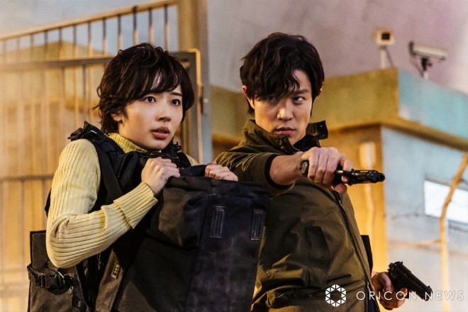 Netflix film "City Hunter" Ryo Saeba (Ryohei Suzuki) & Kaori Makimura (Misato Morita) "partner shot" © Tsukasa Hojo / Coamix 1985