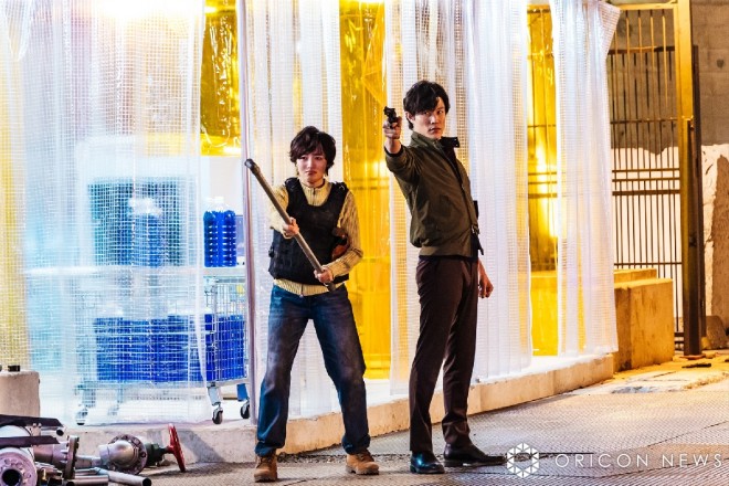 Netflix film "City Hunter" Ryo Saeba (Ryohei Suzuki) & Kaori Makimura (Misato Morita) "partner shot" © Tsukasa Hojo / Coamix 1985