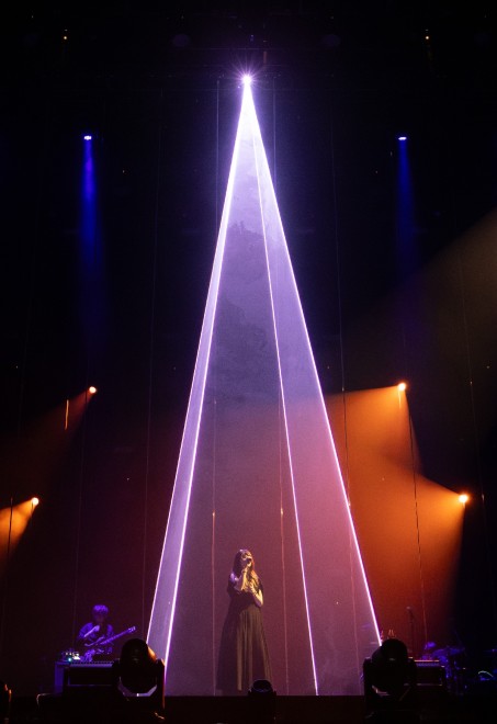 Aimer, the first Japanese solo artist to hold a two-day concert at the Shanghai Mercedes-Benz Arena - Photo by Takashi Hirano