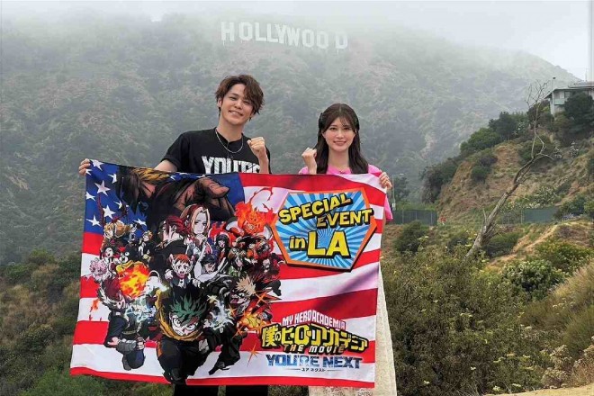 Mamoru Miyano and Meru Nukumi at the photo spot with a view of the Hollywood Sign.