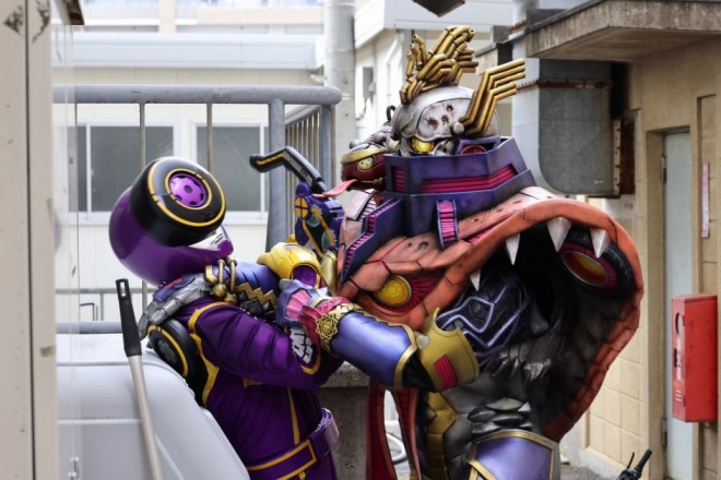 Bun violet vs Disrace From "Bakuage Sentai Boonboomger" Bakutage 27