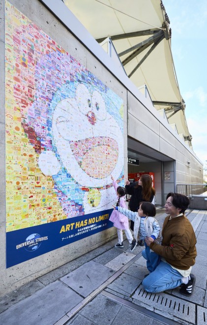 A giant Doraemon mosaic created by 700 children is now on display at Universal City Station. Image provided by Universal Studios Japan.