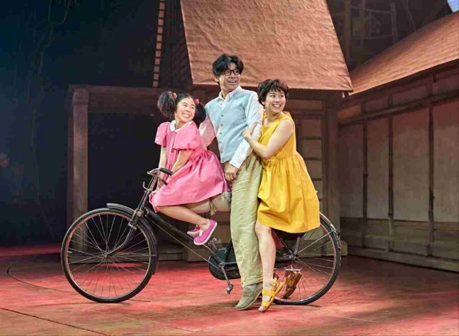 Mei (Victoria Chen), Tatsuo (Dai Tabuchi), and Satsuki (Ami Okumura Jones) bring the Totoro family to life on stage.