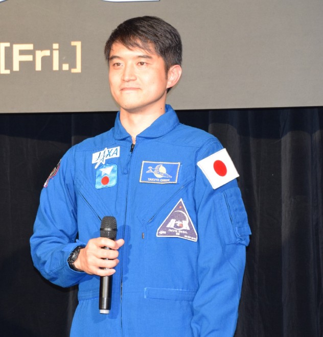 Astronaut Takuya Onishi demonstrates posture control using only his legs in zero gravity