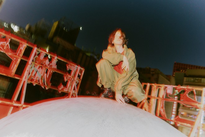 Kenshi Yonezu’s latest single “Plazma / BOW AND ARROW,” featuring the theme songs for Gundam GQuuuuuuX and Medalist. Illustration by Kenshi Yonezu.