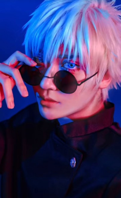 Marun cosplaying Satoru Gojo from Jujutsu Kaisen