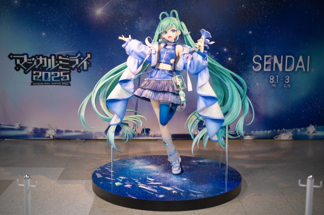 Life-size statue based on the main visual