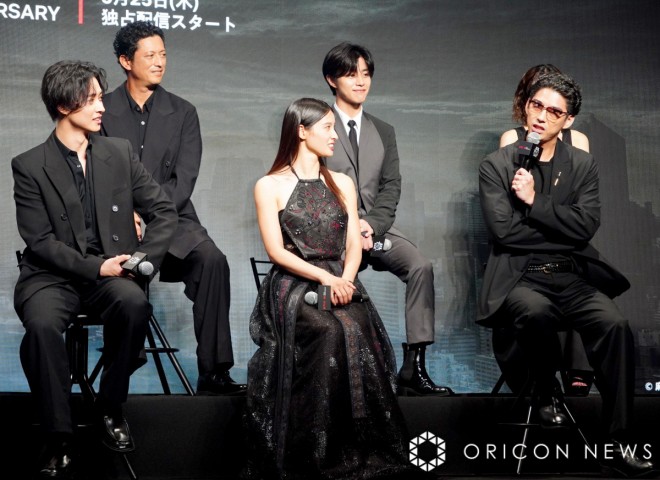 (front row from left) Kento Yamazaki, Tao Tsuchiya, Kento Kaku, (back row from left) Hiroyuki Ikeuchi, and Kotarou Daigo appeared at the global fan event for Alice in Borderland Season 3.