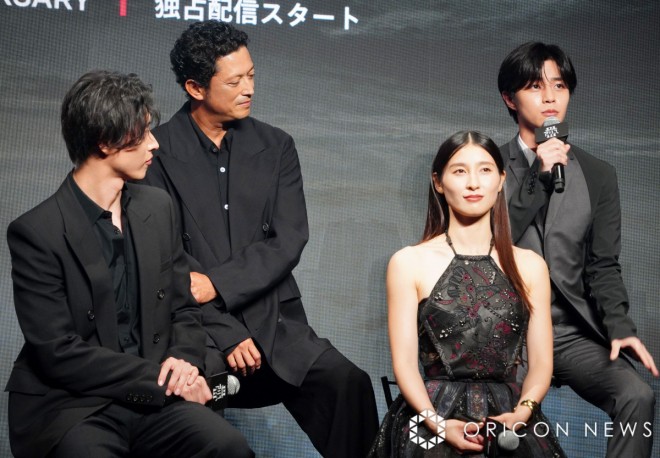 (front row from left) Kento Yamazaki, Tao Tsuchiya, (back row from left) Hiroyuki Ikeuchi, and Kotarou Daigo appeared at the global fan event for Alice in Borderland Season 3.