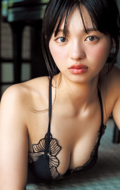 Karin Isobe appears on the cover and lead gravure of Weekly Young Jump issue 42, released September 18, 2025, photographed in Guam