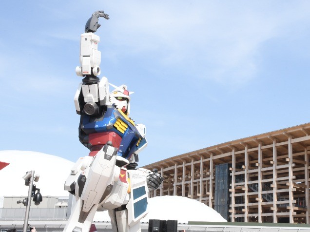 The life-size Gundam statue at the GUNDAM NEXT FUTURE PAVILION during Expo 2025 Osaka, Kansai, photographed on the final day before the event’s closing.
