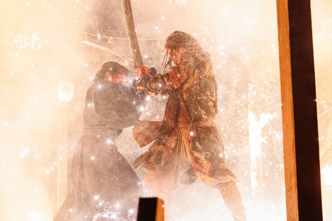 Behind-the-scenes image from the Netflix series Ikusagami, featuring Junichi Okada and Hideaki Ito in a fiery duel.